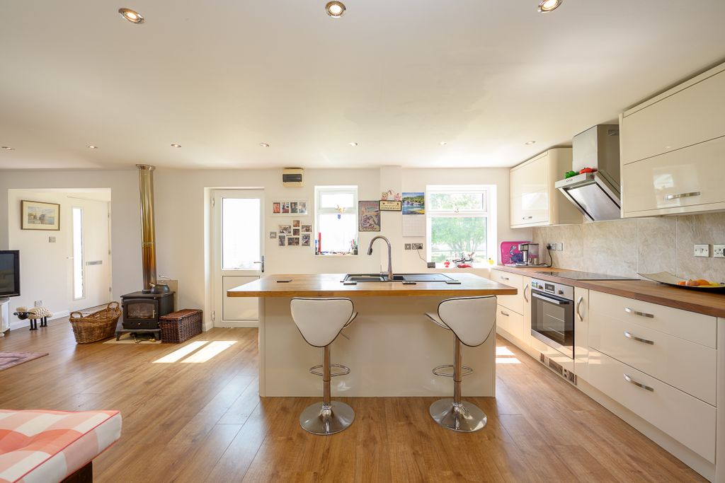 Property photo 3 of 30 Greenfields-36