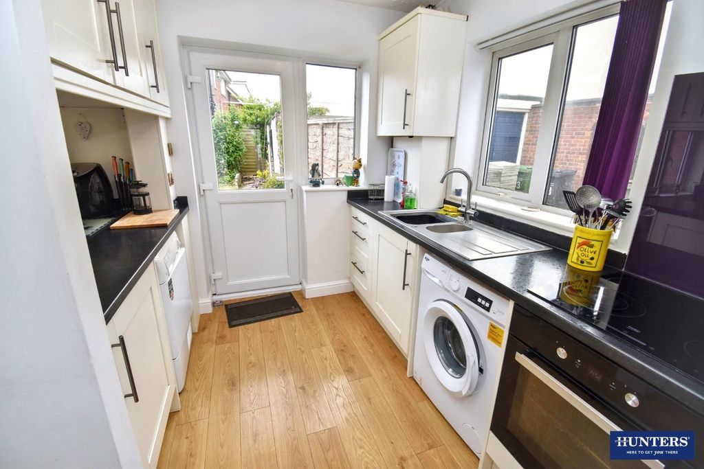 Property photo 3 of 12 Kitchen