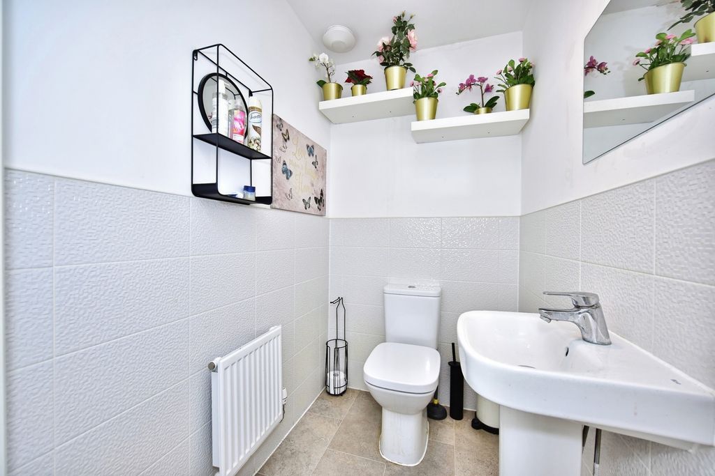 Property photo 3 of 18 Cloakroom