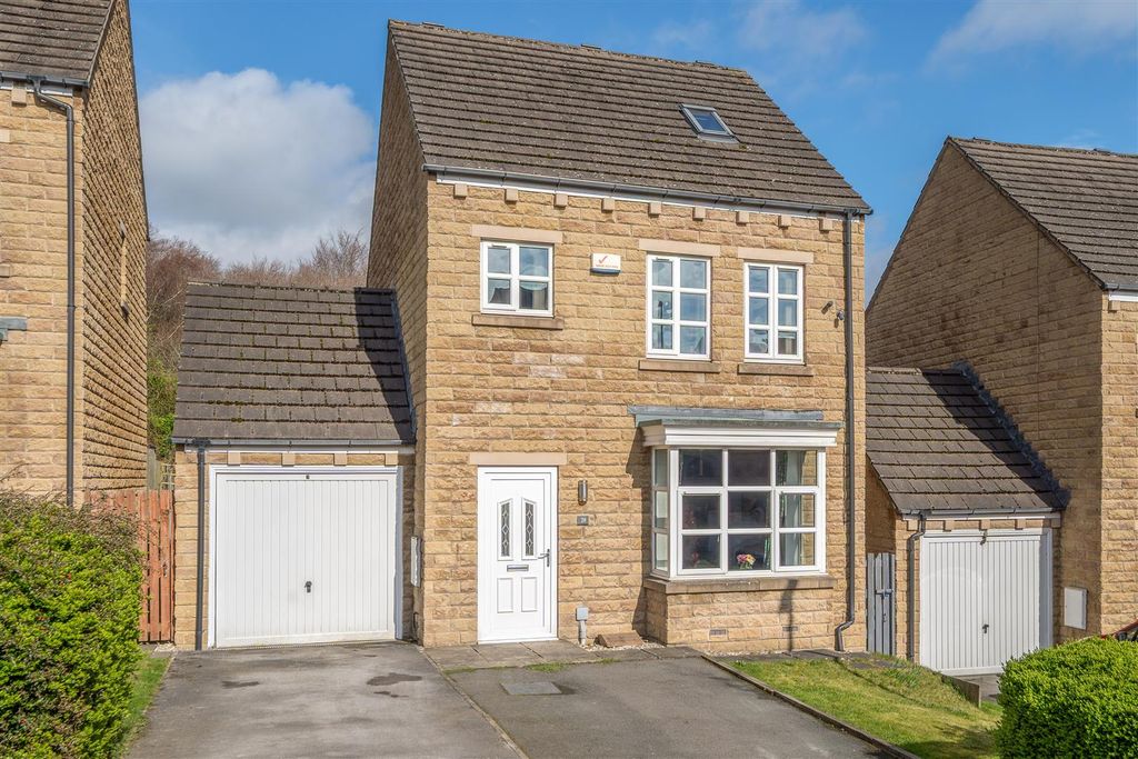 Property photo 1 of 26 28 Suffolk Rise-22.Jpg