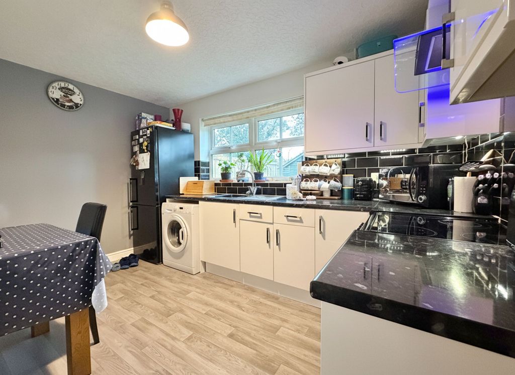 Property photo 2 of 11 Dining Kitchen