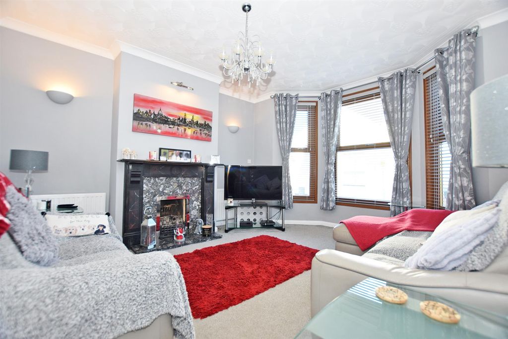 Property photo 3 of 11 Lounge