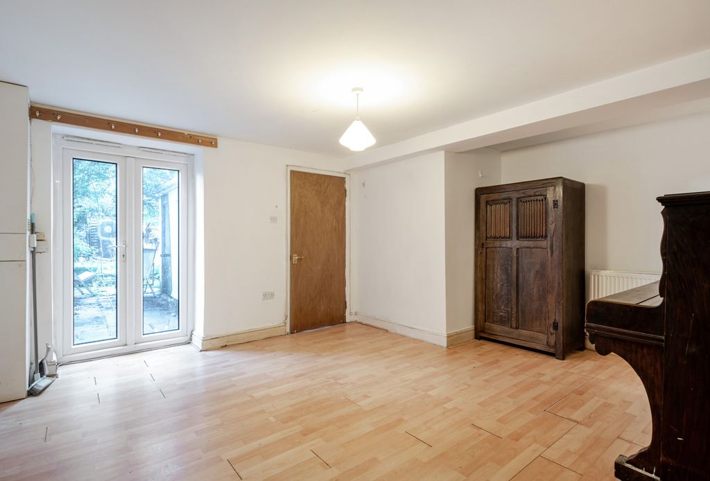 Property photo 2 of 14 1355549-9-68Caa67...