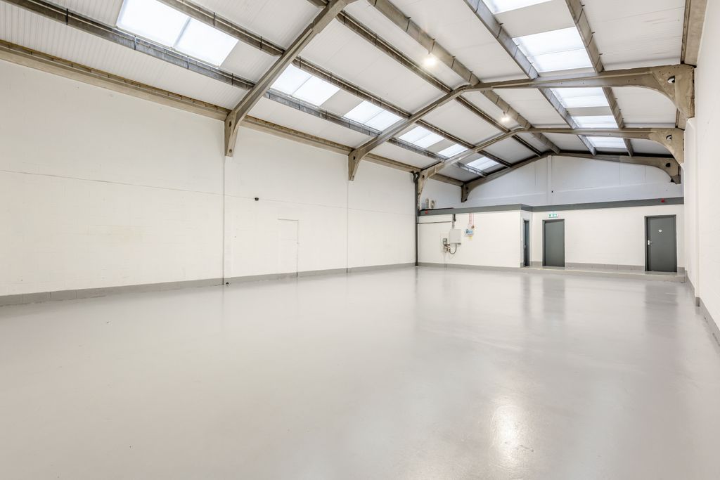 Property photo 3 of 16 8674013-Interior01-800