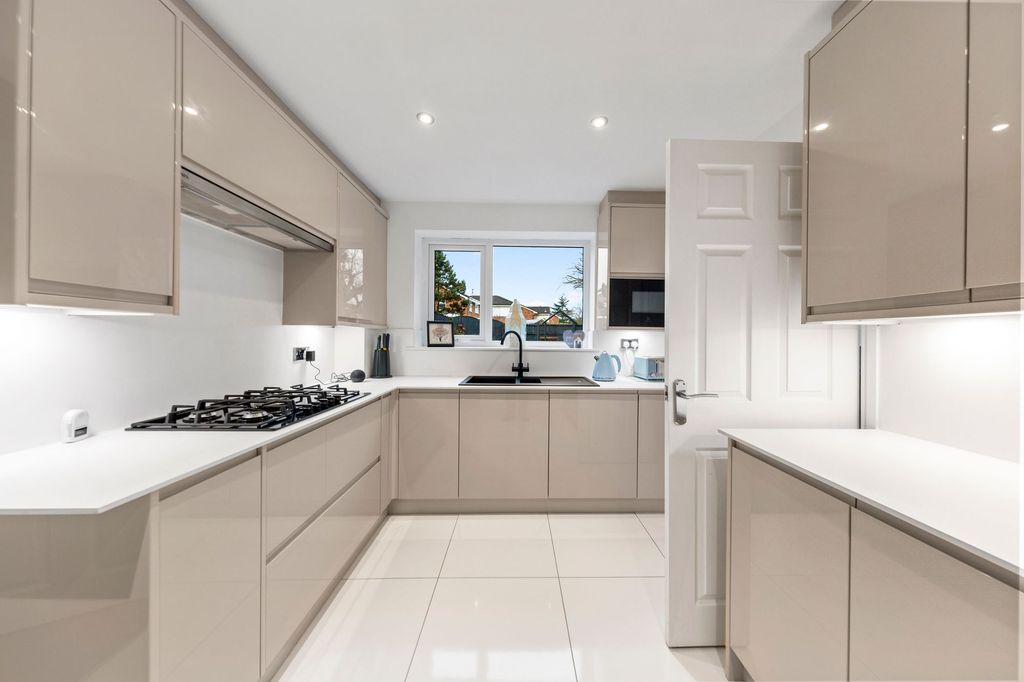 Property photo 2 of 31