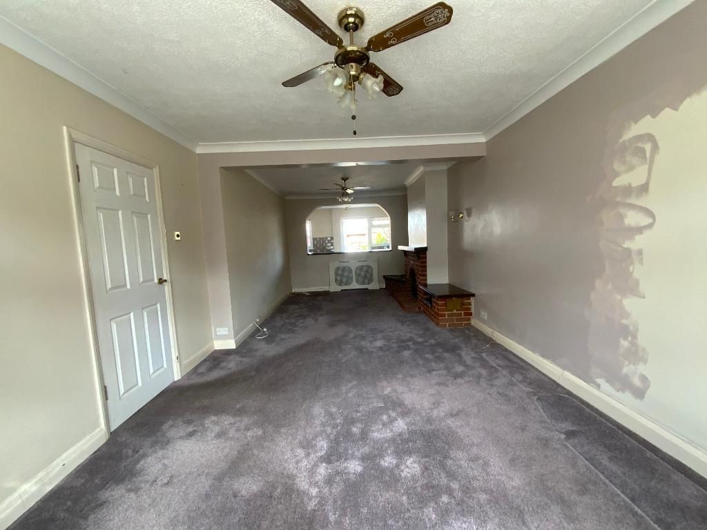 Property photo 3 of 15 Living Room 25'3 x 11'2