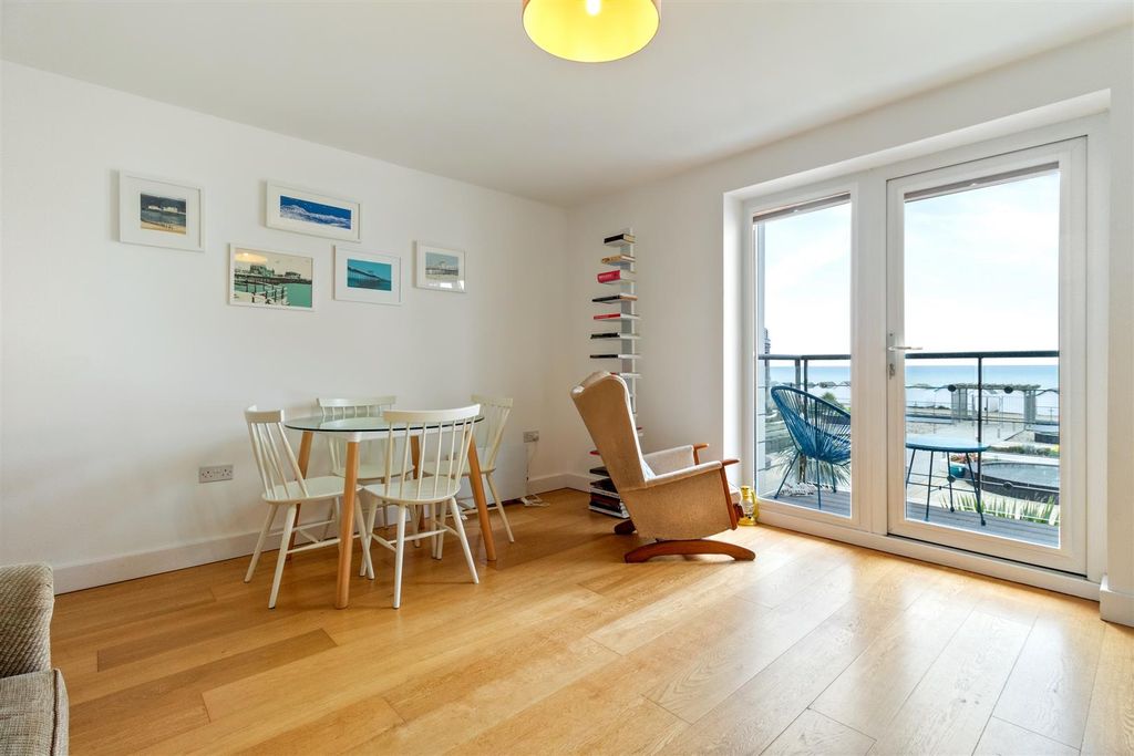 Property photo 3 of 16 Chichester House, 3-009.Jpg
