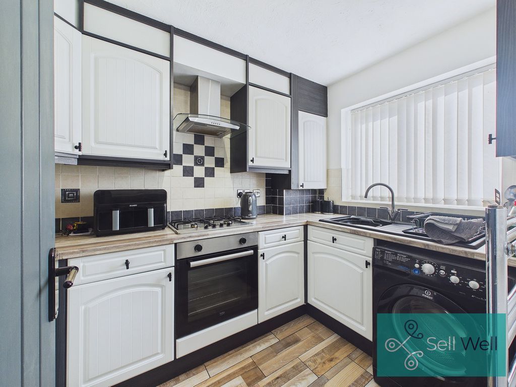 Property photo 3 of 17 Kitchen