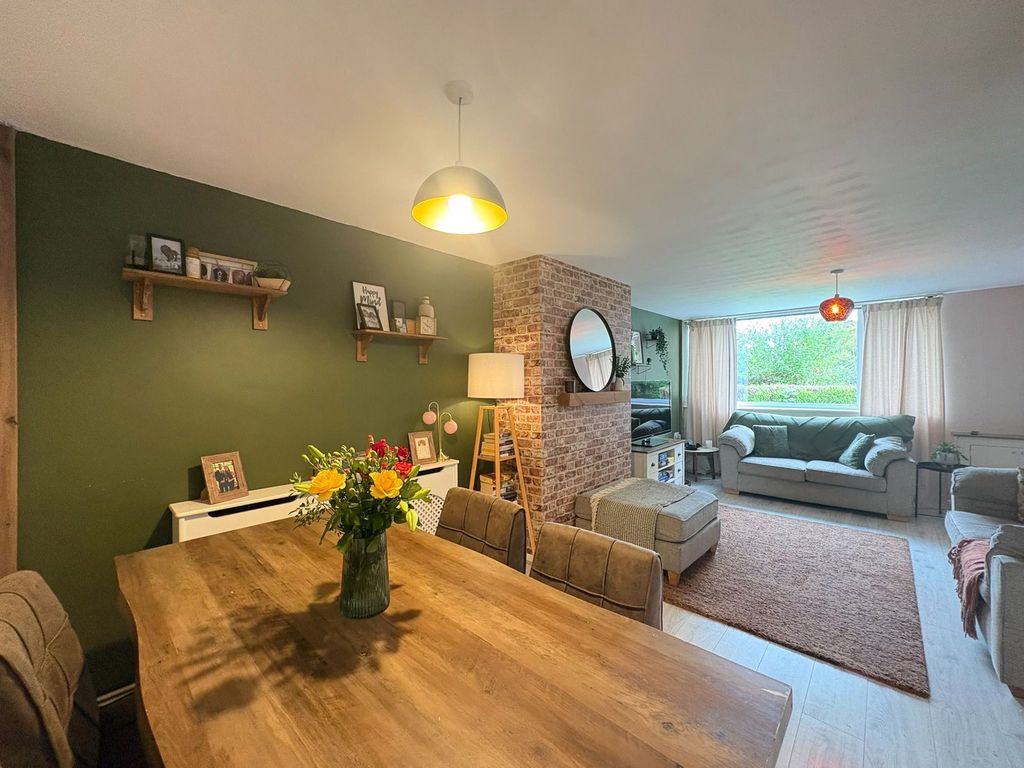 Property photo 2 of 28