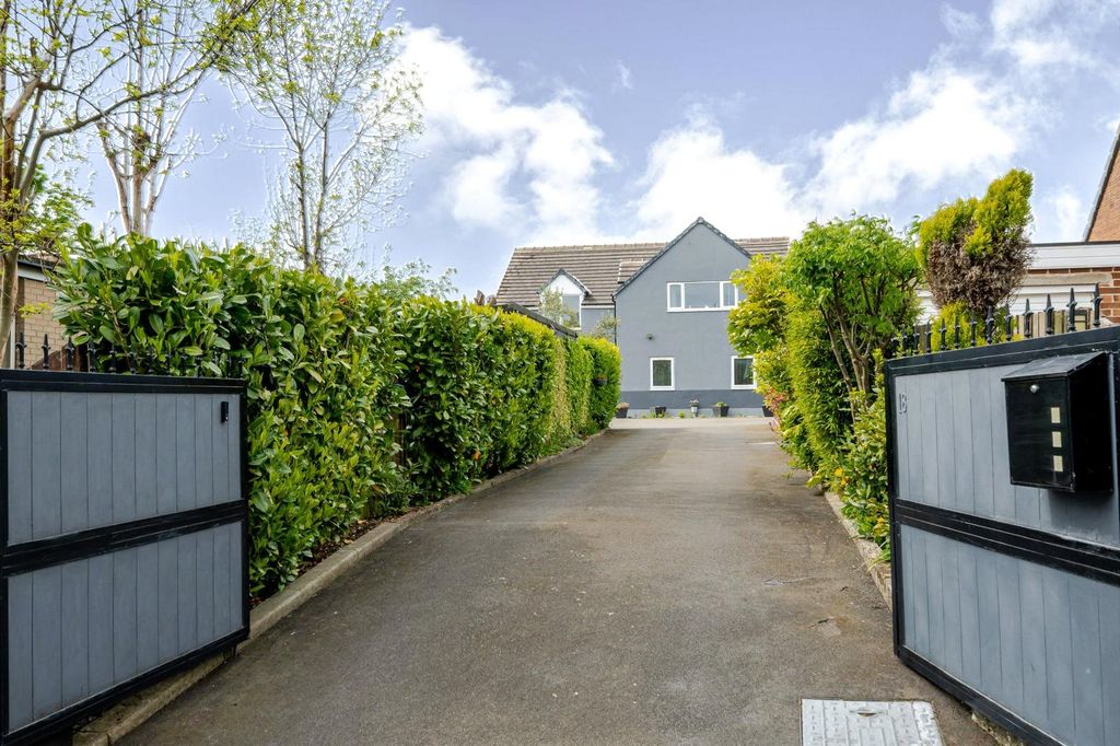 Property photo 2 of 27 Driveway