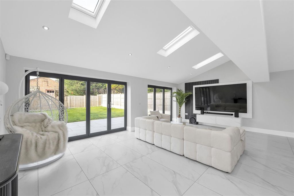 Property photo 3 of 17 100-Markyate-08.Jpg