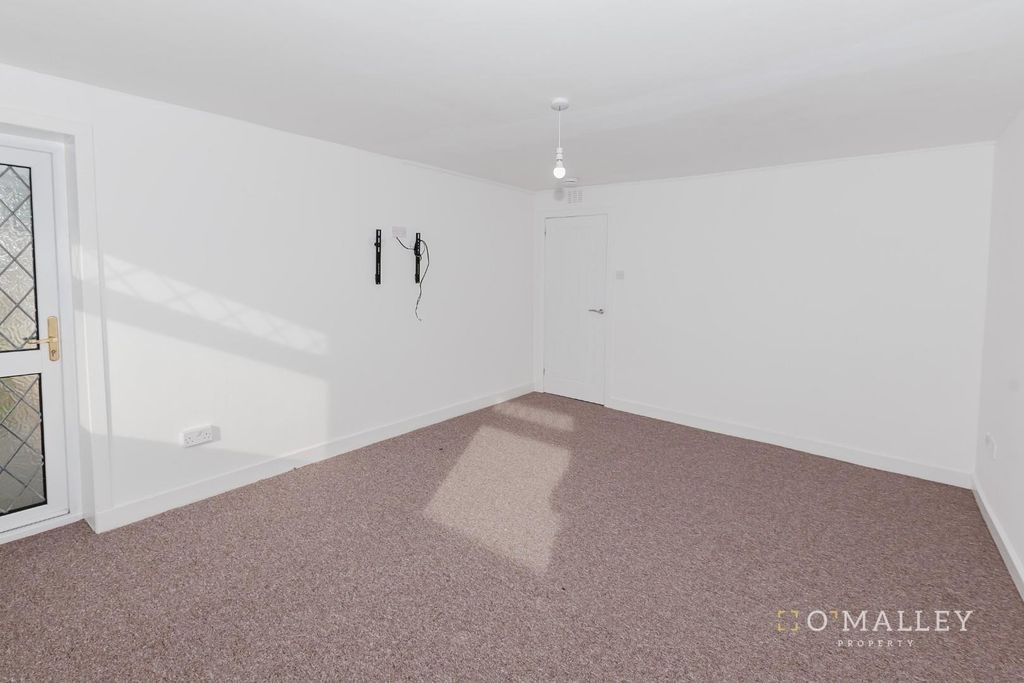 Property photo 3 of 11 Lounge (2)