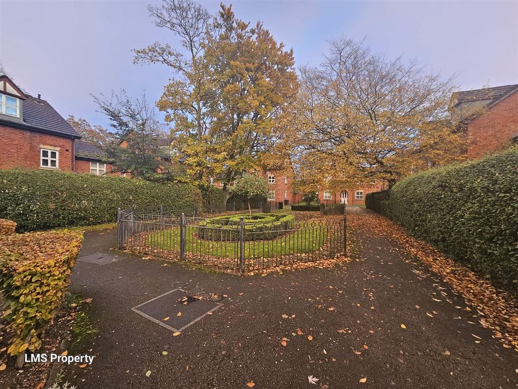 Property photo 2 of 11 Communal Gardens