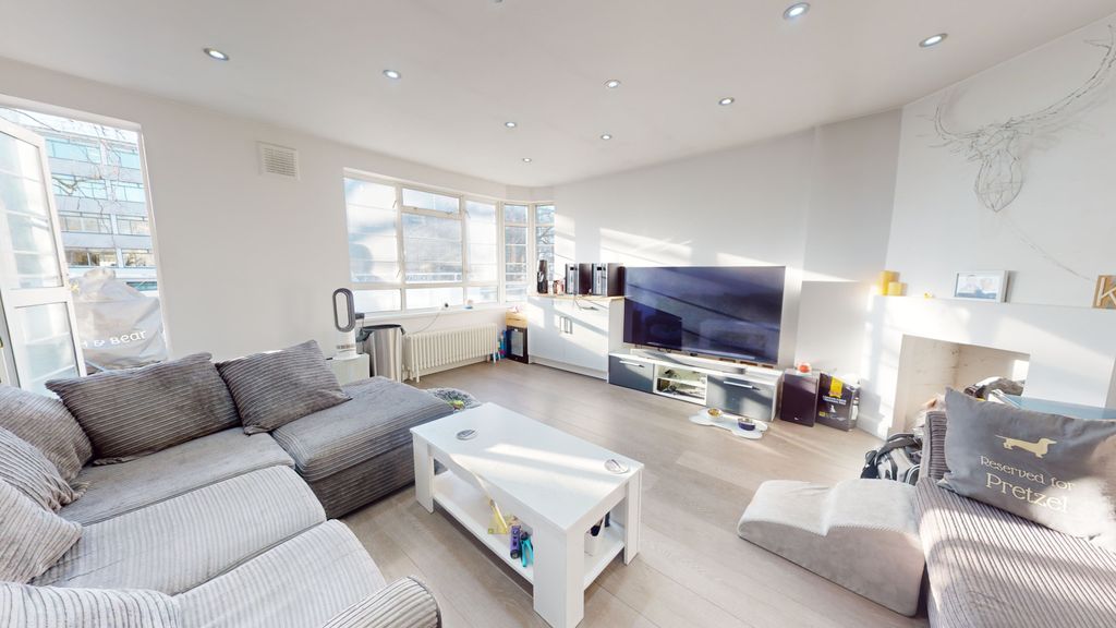 Property photo 1 of 10 This Lovely 3 Bedroom Flat