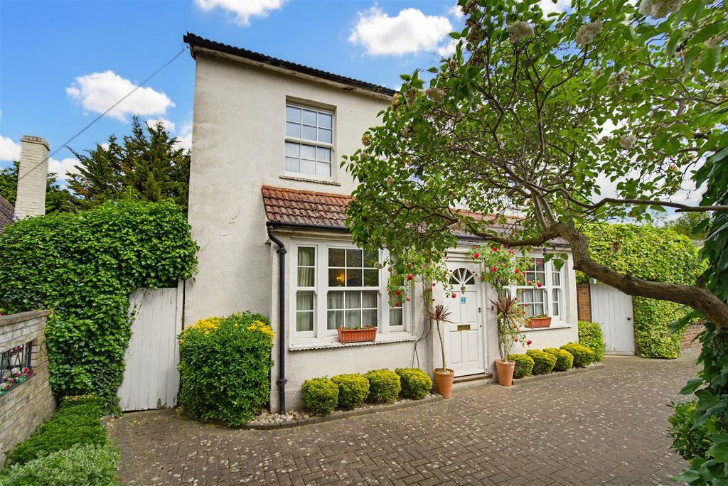 Property photo 1 of 22 28 Hounslow Road Front.Jpg