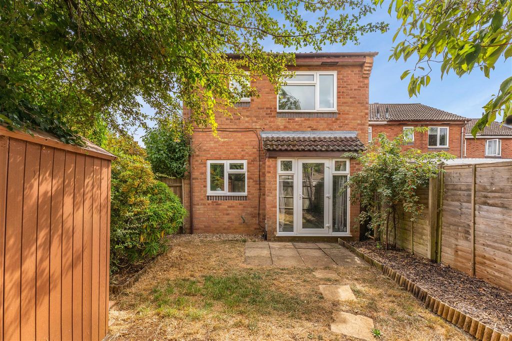 Property photo 1 of 11 82 Winchelsea Close, Banbury-14.Jpg