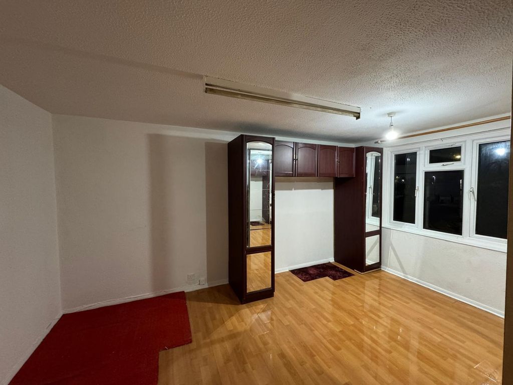 Property photo 3 of 6 Photo 6