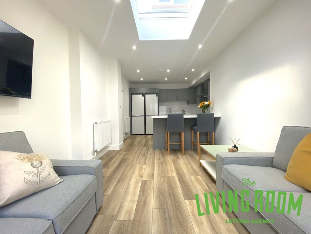 Property photo 3 of 20 Kitchen Lounge 2