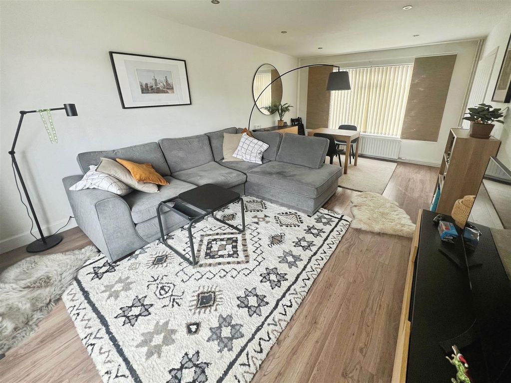 Property photo 3 of 12 Lounge 2