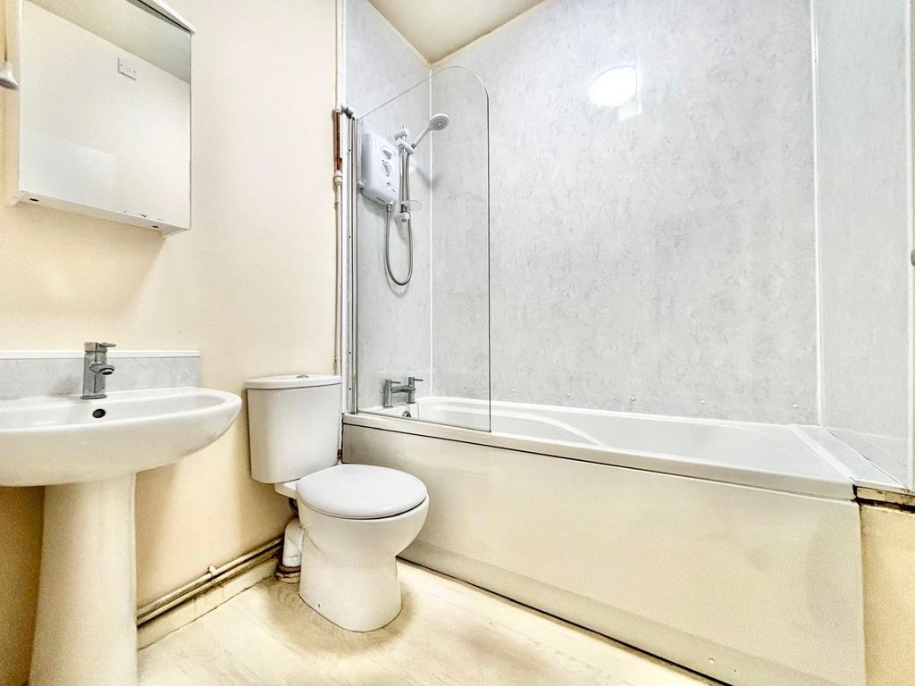 Property photo 3 of 8 Bathroom