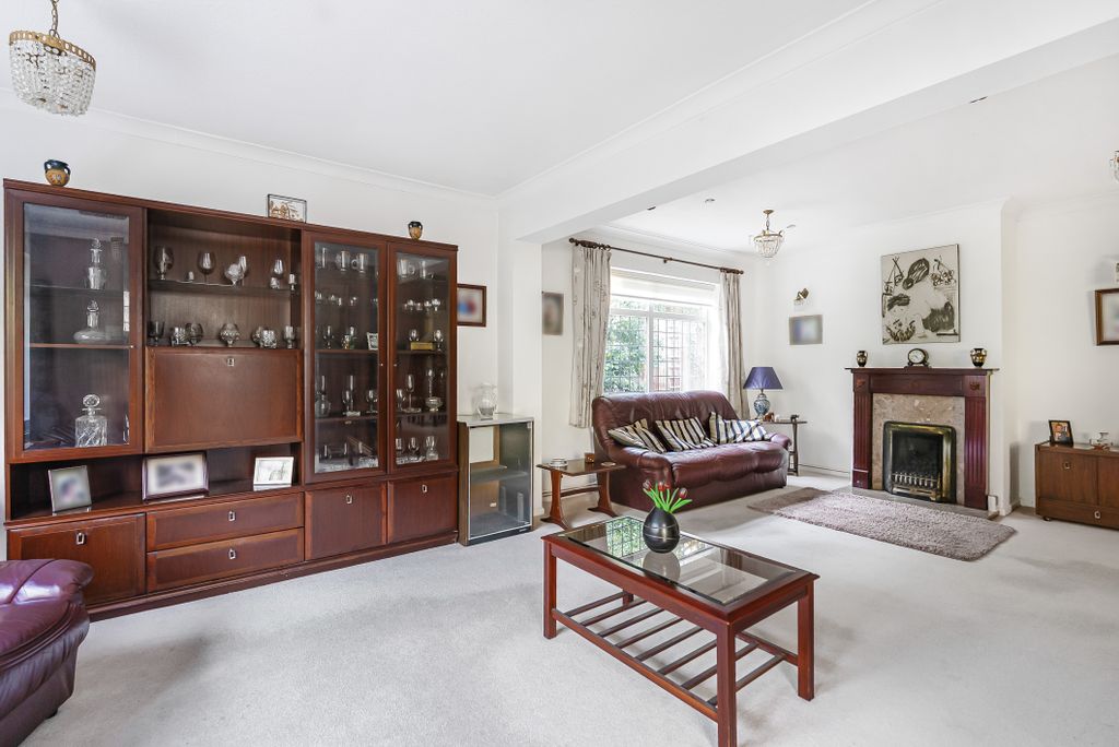 Property photo 2 of 12 Living/Dining Room