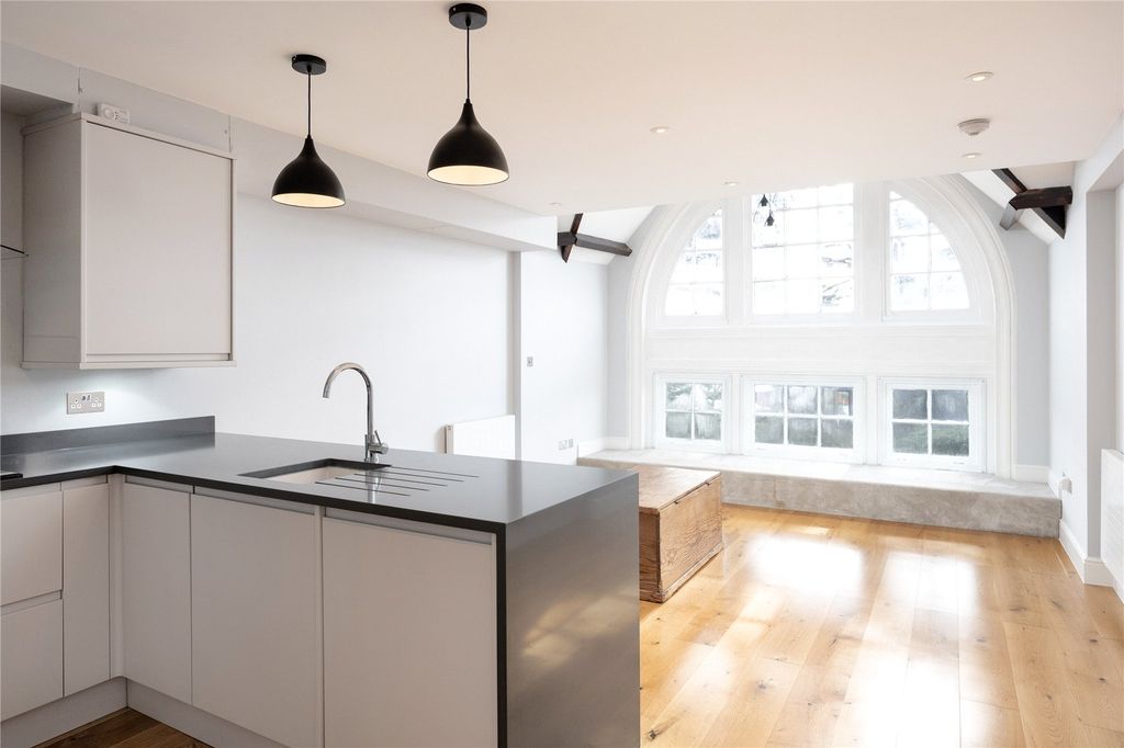 Property photo 2 of 10 Kitchen/Reception