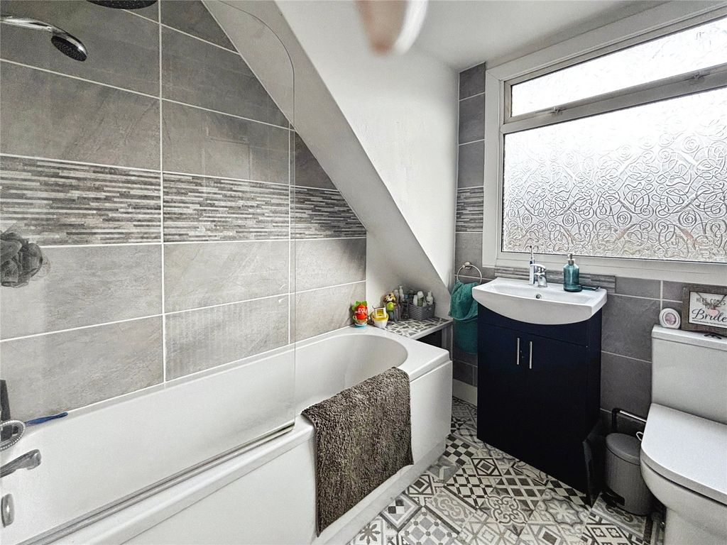 Property photo 2 of 10 Bathroom