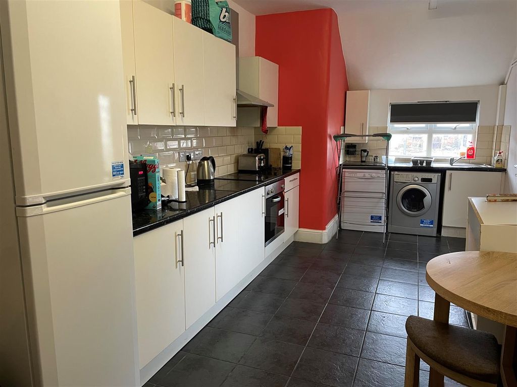 Property photo 2 of 4 80 Walbrook Kitchen 1 (002).Jpg