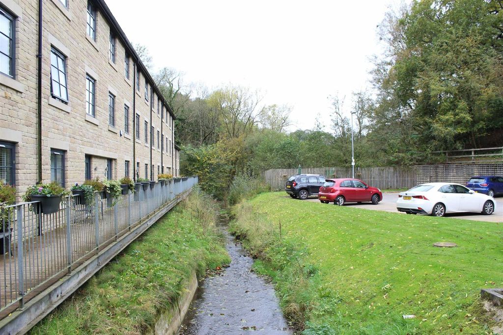 Property photo 3 of 12 Allocated Parking Space &amp; Communal Grounds