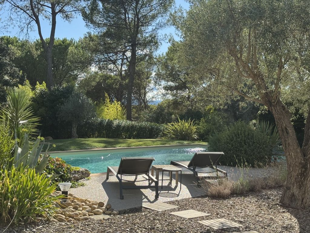 Property photo 2 of 27