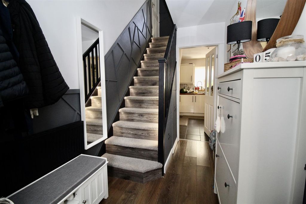 Property photo 2 of 27 Entrance Hallway
