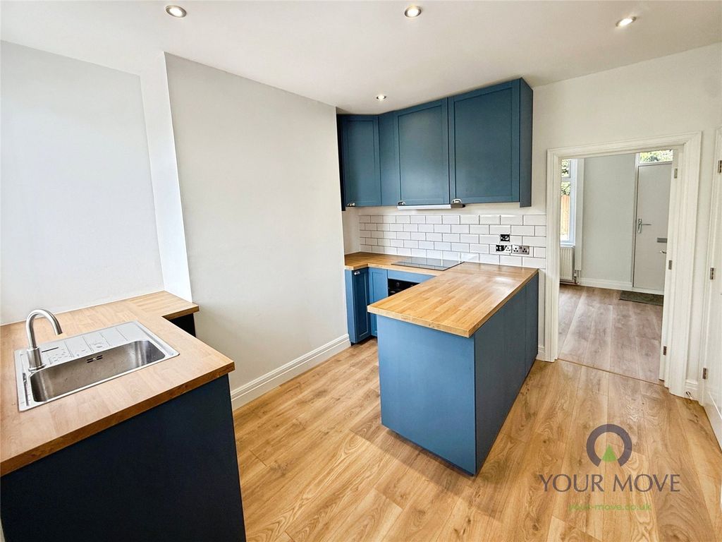 Property photo 3 of 11 Kitchen