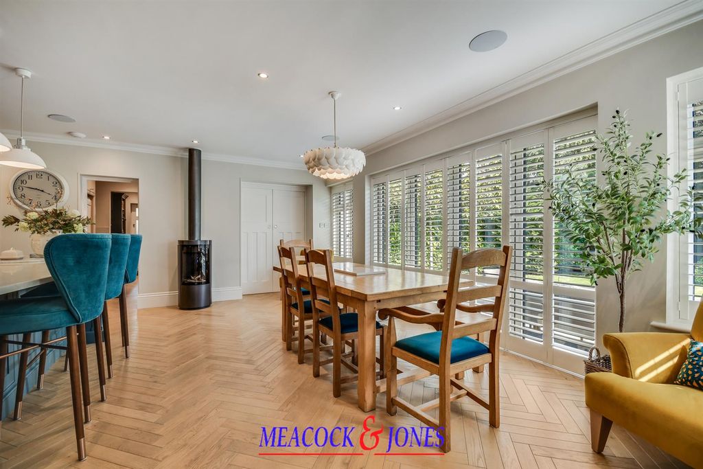 4 bed detached house for saleRidgeway, Hutton Mount, Brentwood CM13 photo 4