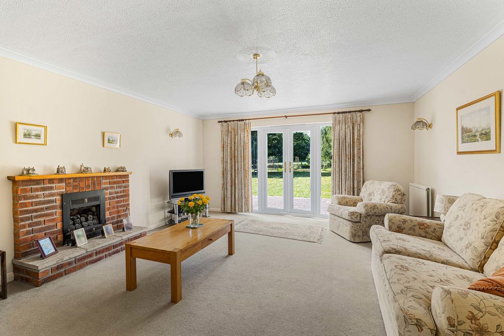 Property photo 3 of 24 Siting Room
