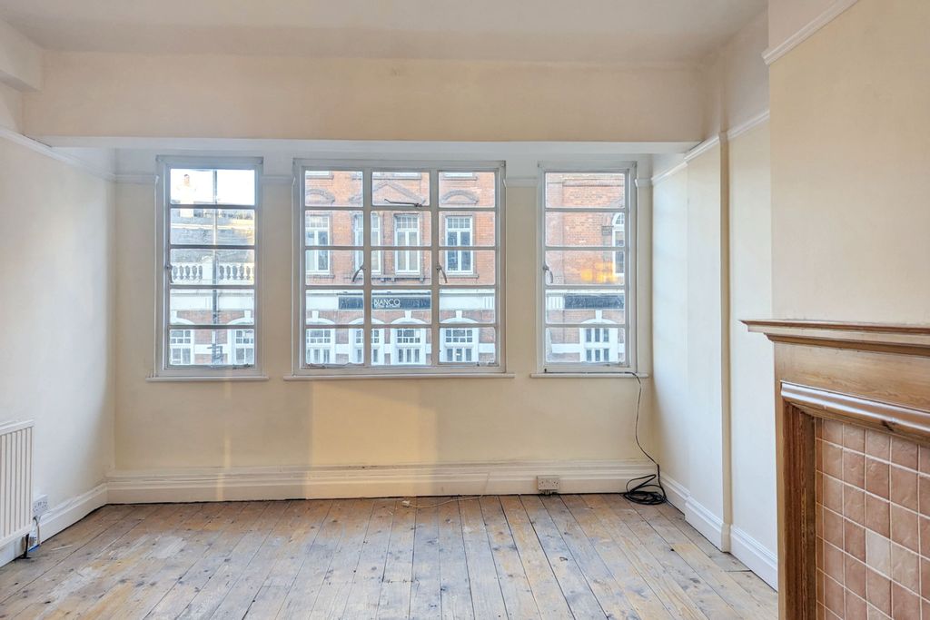 Property photo 3 of 9 Flat 22 Selwyn Court, Blackheath Village, London, Se3 9Sz
