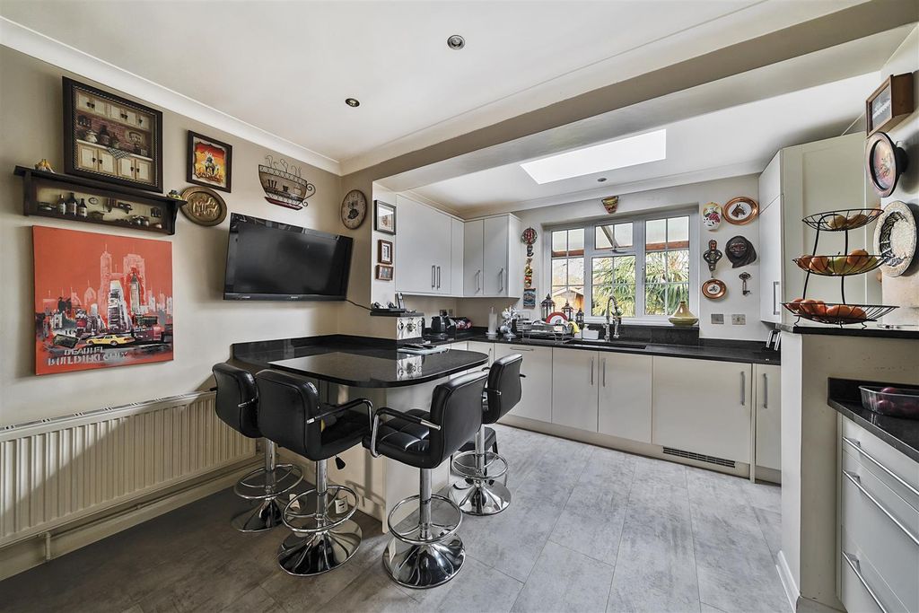 Property photo 3 of 15 Kitchen/Breakfast Room: