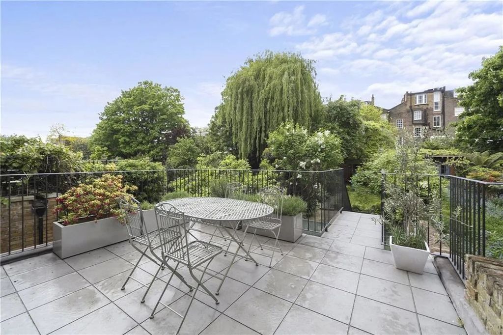 Property photo 1 of 14 Photo 4