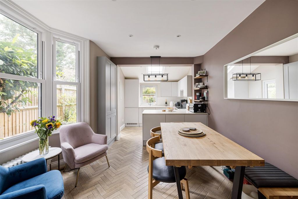 Property photo 3 of 32 Connaught Road E11