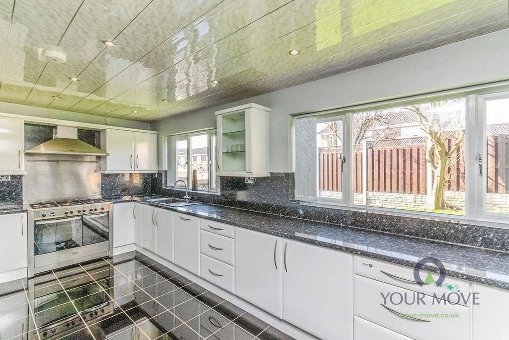 Property photo 3 of 8 Kitchen