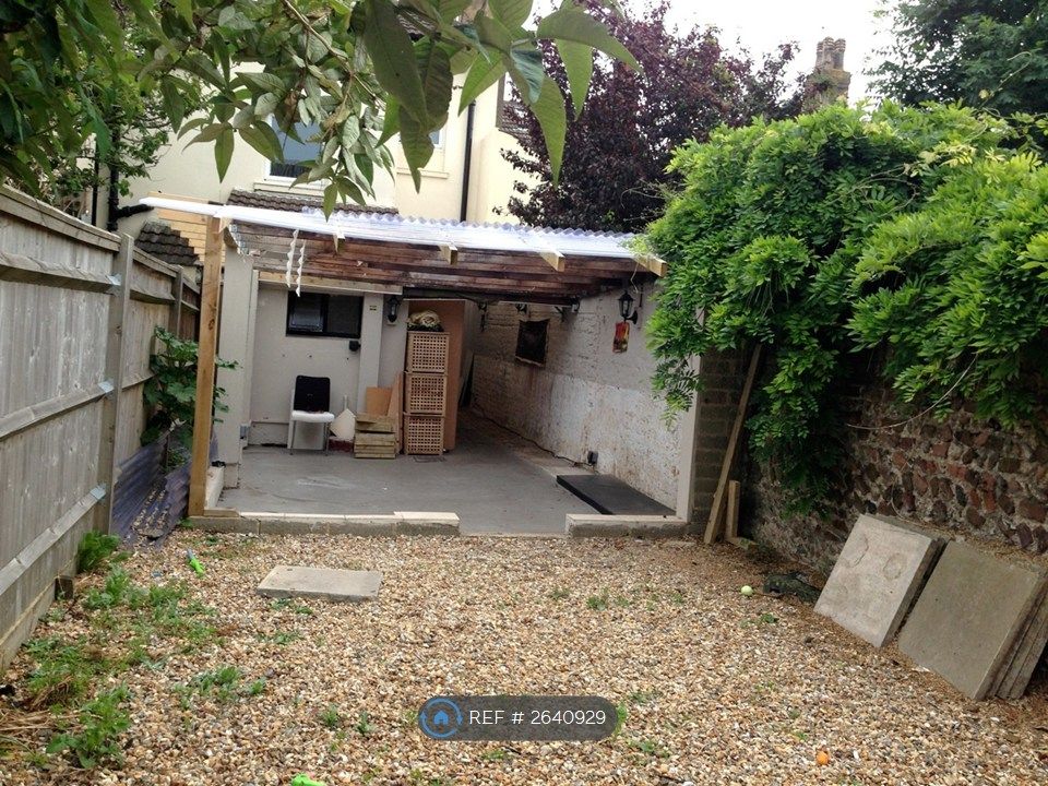 Property photo 3 of 12 Large West Facing Garden