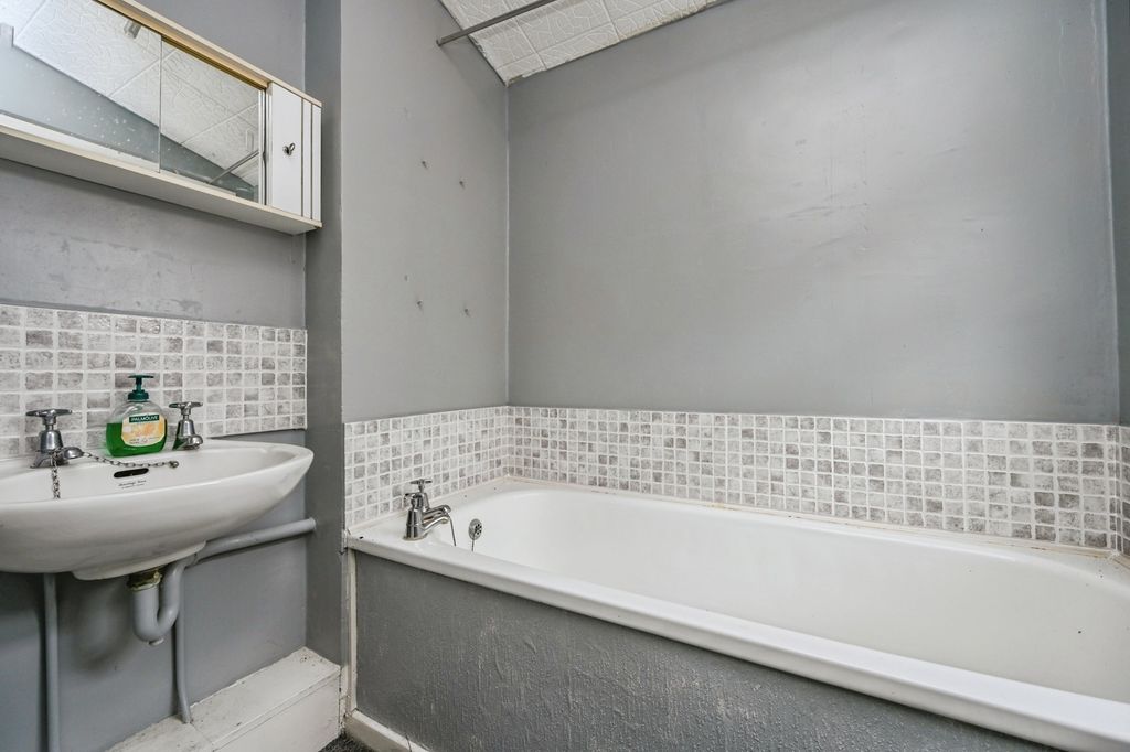 Property photo 3 of 8 Bathroom W/C