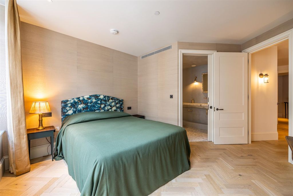 Property photo 3 of 12 Tottenham Mews-6.Jpg
