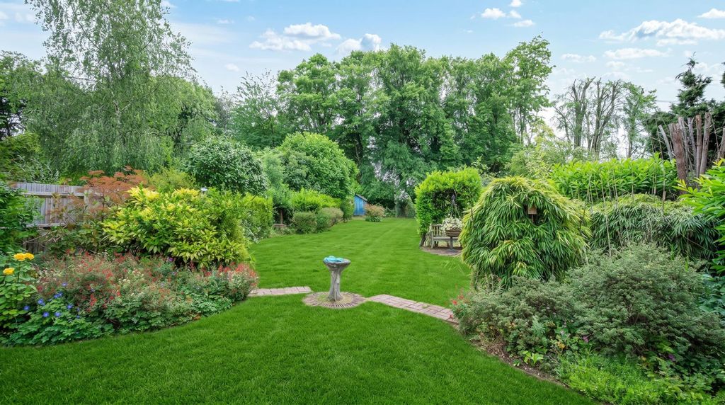 Property photo 2 of 18 Great Tattenhams