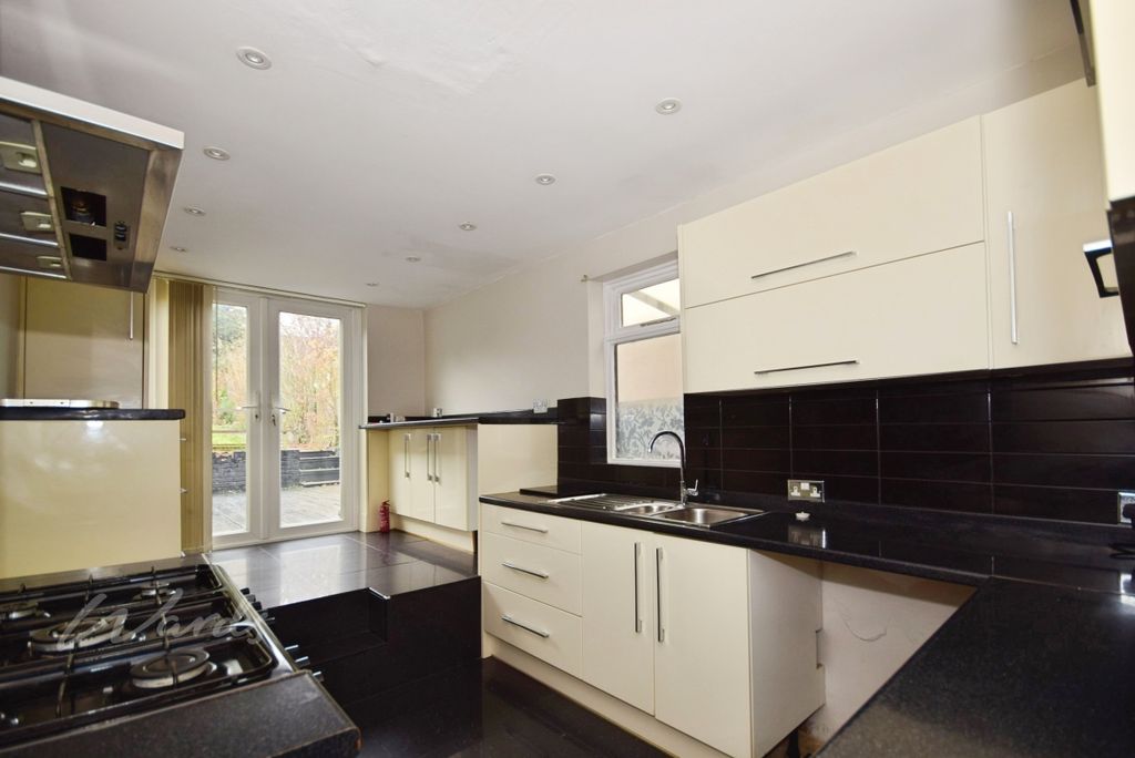 Property photo 2 of 12 Glencoe Kitchen 2