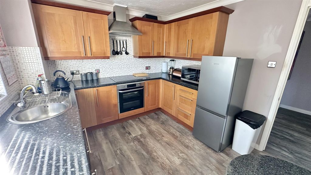 Property photo 3 of 9 Kitchen