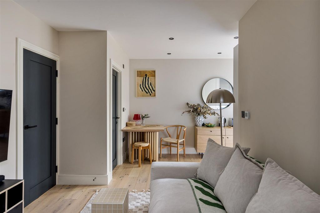 Property photo 1 of 18 Radlett Close E7