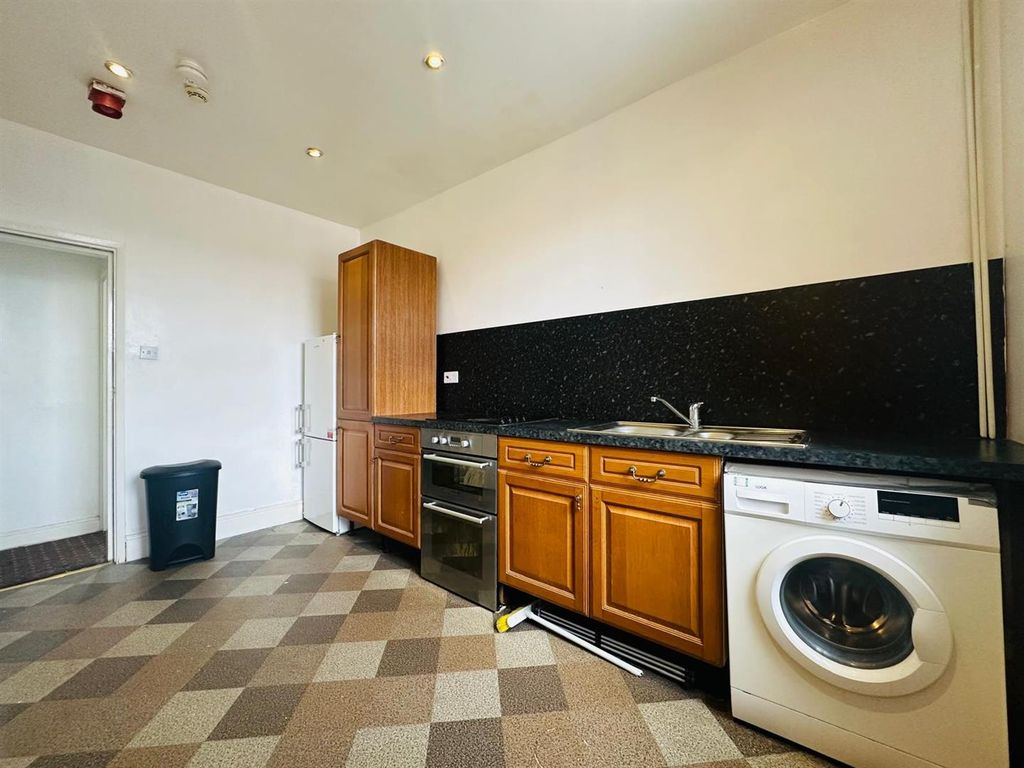 Property photo 3 of 6 Kitchen