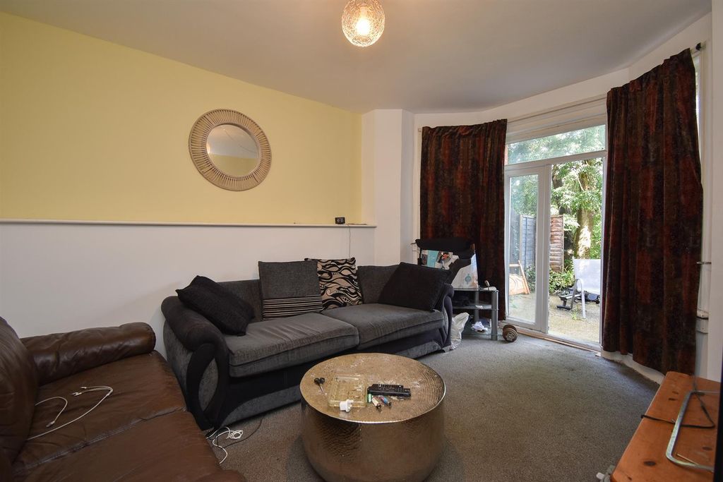 Property photo 3 of 12 Lounge