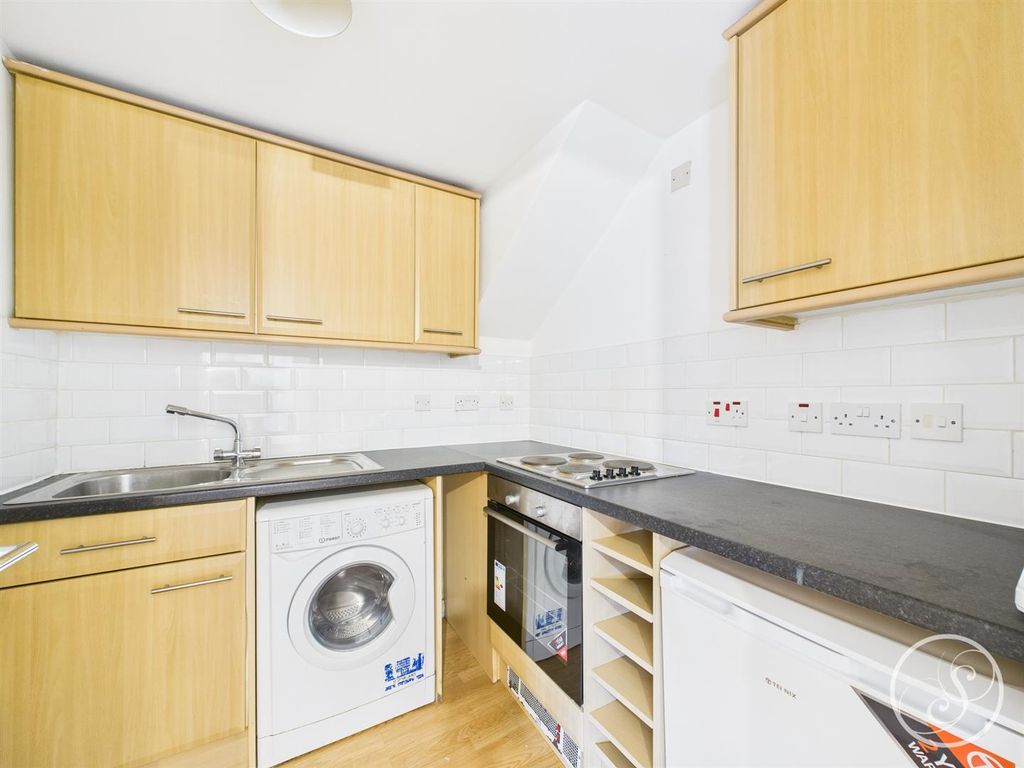 Property photo 3 of 9 Kitchen