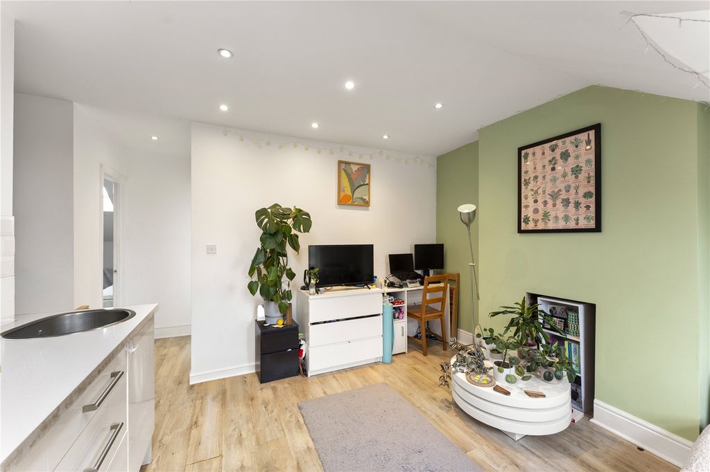 Property photo 3 of 7 Lounge / Kitchen S2